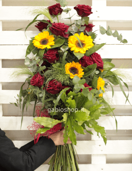 Bouquet di girasoli e rose rosse